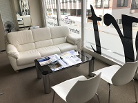http://iishuusyoku.com/image/大きな窓からの日差しが明るく差し込む、綺麗で快適なオフィス！毎月の帰社日には皆でご飯を食べながら社内コミュニケーションを図っています。