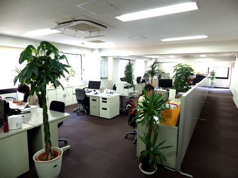 http://iishuusyoku.com/image/オフィスの様子です。社内の雰囲気はフランクで社員同士の距離も近いのが特徴。自主性を尊重し、個人に任せる社風なので、自ら色々な工夫ができ、やりがいがあります。