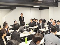 http://iishuusyoku.com/image/冬のカンファレンスでの様子。若手もベテランも意見を出し合います。会議の後は楽しい懇親会を開催しました！