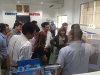 http://iishuusyoku.com/image/タイ国にカッティングセミナールーム・受注在庫センターを開設。現地にてデモンストレーションを行っています。