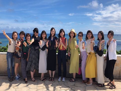 社員旅行（今年は宮古島）では全拠点の社員が集結し大盛り上り。女性メンバーでパシャリ！