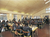 http://iishuusyoku.com/image/社員食堂「こもれび」では、社員やお客様の昼食を提供しており、大ホールや洋室および和室を食事の場所として利用しています。