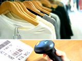 http://iishuusyoku.com/image/お店で洋服を手にとる前に必ず目にする「値札」にも。近年は、一瞬ですべての商品の値札をスキャンすることができる「ICタグ」の開発にも力を入れています。