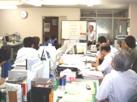 http://iishuusyoku.com/image/定期的に開催される社長直々の勉強会風景。市場のニーズに合わせる為、日々研鑽にも励みます。
