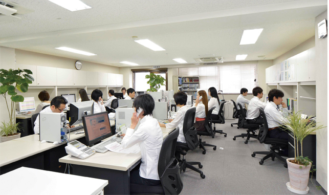 http://iishuusyoku.com/image/駅からも近く通勤便利な、明るいオフィス。服装はオフィスカジュアルでクールビズを採用しています。