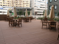 http://iishuusyoku.com/image/都内のオフィスビルの床で利用されています。場面を問わず、様々な場所で愛されているのが合成木材です。