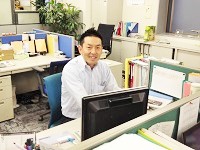 http://iishuusyoku.com/image/営業の先輩です。社内はアットホーム。優しい先輩が多い会社ですので、あなたもすぐに馴染めるはずですよ！
