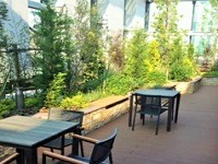 http://iishuusyoku.com/image/移転したばかりのオフィスの屋上には庭園があり、社員の憩いの場になっています！
