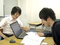 http://iishuusyoku.com/image/生徒との面談風景。生徒一人ひとりとじっくり向き合い、カリキュラムを決定していきます。