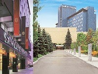 「北の迎賓館」として80年以上の歴史を誇る“札幌グランドホテル”(左)。緑溢れる中島公園の中に立地するアーバンリゾートホテル“札幌パークホテル”（右）