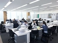 広々とした快適なオフィス。20代のスタッフも多く、活気のある環境です。