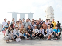 5年に1度の全社員での海外旅行。これは、シンガポールに行った時の写真になります。次はどこになるか楽しみ！