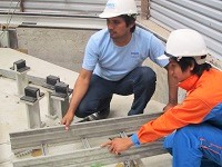 http://iishuusyoku.com/image/現地の労働者に、技術的な指示を出していくテクニシャン。エンジニアリング会社SVと労働者の架け橋となる重要な存在です！