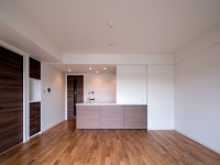 http://iishuusyoku.com/image/全室に天然無垢材フローリングを採用。自然素材で、安心かつ耐久性があり、暮らしに温もりを与えてくれます。