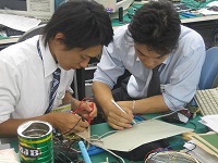 http://iishuusyoku.com/image/電子研修の風景。先輩とマンツーマンで技術習得に向けて学習していきます。実技研修が豊富なのもO社ならでは。