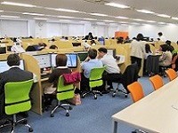 http://iishuusyoku.com/image/1996年に北海道にて創業。写真は、ゆったりとした机に大画面のデスクトップのある札幌本社オフィスです。