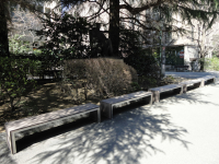 http://iishuusyoku.com/image/こちらは某大学のベンチで使用されている合成木材です。もしかしたらあなたも腰を下ろしたことがあるかもしれません。
