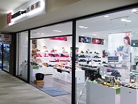 http://iishuusyoku.com/image/直営店以外にも、全国のアウトレットパークに店舗を出店しています。週末は来店数も多く店舗も賑わいます。