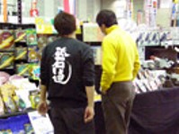 http://iishuusyoku.com/image/時には、販売店やエンドユーザーを直接訪問することもあります。お客様との信頼関係を築くことが、ルート営業の大事な仕事。