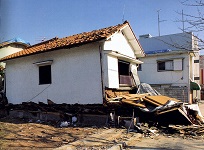 http://iishuusyoku.com/image/阪神・淡路大震災で倒壊した木造家屋。A社の耐震補強部材を使用すれば、このような被害も未然に防げます。