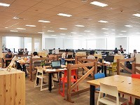 http://iishuusyoku.com/image/お台場に移転した同社の新オフィス。壁のない開けた空間でスピーディーかつクリエイティブに働けます！