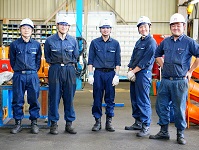 http://iishuusyoku.com/image/倉庫内では建設用機械が次のレンタル先に向けて修理メンテナンスを行っています！東京五輪の施設もこの機材によって作られるかも！？