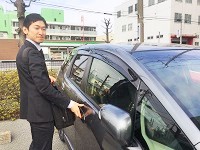 http://iishuusyoku.com/image/1人1台の社用車を支給。サンプルを持って、今から担当のお客様を訪問します！
