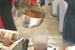 http://iishuusyoku.com/image/展示会での実演です。この特殊樹脂をカップに注いで、ミキサーでよく混ぜていきます！