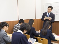 http://iishuusyoku.com/image/先生と生徒の距離が近く、1教室多くても20名まで。一人ひとりの生徒に寄り添って指導しています。