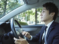http://iishuusyoku.com/image/代理店となるペットショップを社用車で訪問。週に1回以上は顔を合わせ、ペットショップスタッフとの信頼関係を築いていきます。