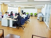 http://iishuusyoku.com/image/管理部門のオフィスフロア！明るくキレイなオフィス。先輩との距離も近いので、わからないことがあってもすぐに聞けるので安心！
