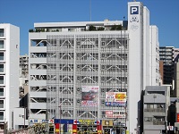 平塚駅前の立地に構えるK社のオフィスビル。同社の運営する店舗も同ビルの中にあります。