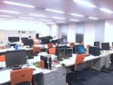 http://iishuusyoku.com/image/広々としたオフィスは開放感があり開発に専念できる環境です。経験豊富な先輩方がすぐ側にいますので、どんどん知識や技術を吸収していきましょう！