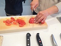 http://iishuusyoku.com/image/入社後は、製品理解を深めるための研修をしっかりと用意。キッチングッズに興味があれば、料理ができなくても大丈夫ですので安心してください。