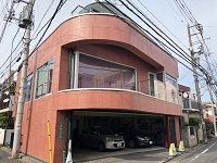 本社は、丸の内線で新宿から3駅目の新中野駅からすぐ！人気の飲食店も数多く軒を連ねる、鍋屋横丁通り近くにあります。
