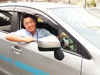 日中は社用車を走らせ、お客さん訪問します。サンプル品を見せながら要望に沿った製品を提供します!