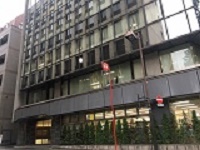 勤務地となる日本橋にある自社ビル。最寄駅から徒歩3分で着くのでアクセスも◎