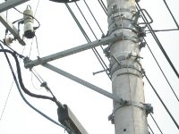 バンドや突出し金物、らせん状ハンガ…電線・電柱には同社の金属製品が沢山利用されています。