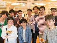 年に1回、懇親会を開催します。船上パーティーやボウリング大会、BBQなどを行っています。