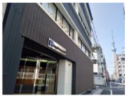 錦糸町駅から徒歩5分でビル1棟が同社のオフィス。通勤もらくらく。