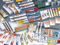 食品メーカー・化粧品メーカーなどに機械を納めているC社。同社の機械で包まれた小袋商品が消費者の手にわたっています。