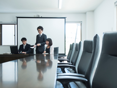 開発業務は下請けや派遣ではなく、すべてお客様企業と直接取引をおこなっています。取引先は有名・大手企業が多数。顧客の気づいていない潜在的ニーズを掘り起こし、解決に繋がる提案をおこなっています。